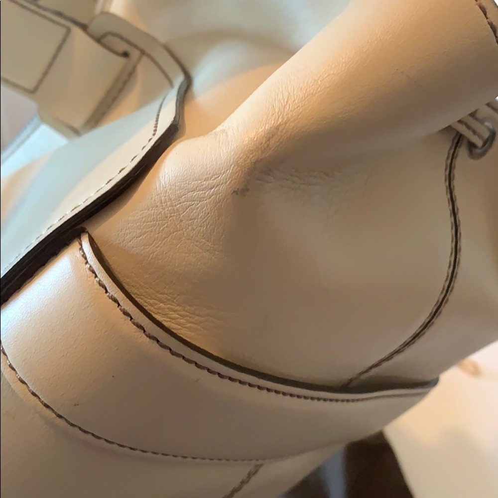 Tod’s Vintage Beige Leather Handbag - Picture 7 of 16